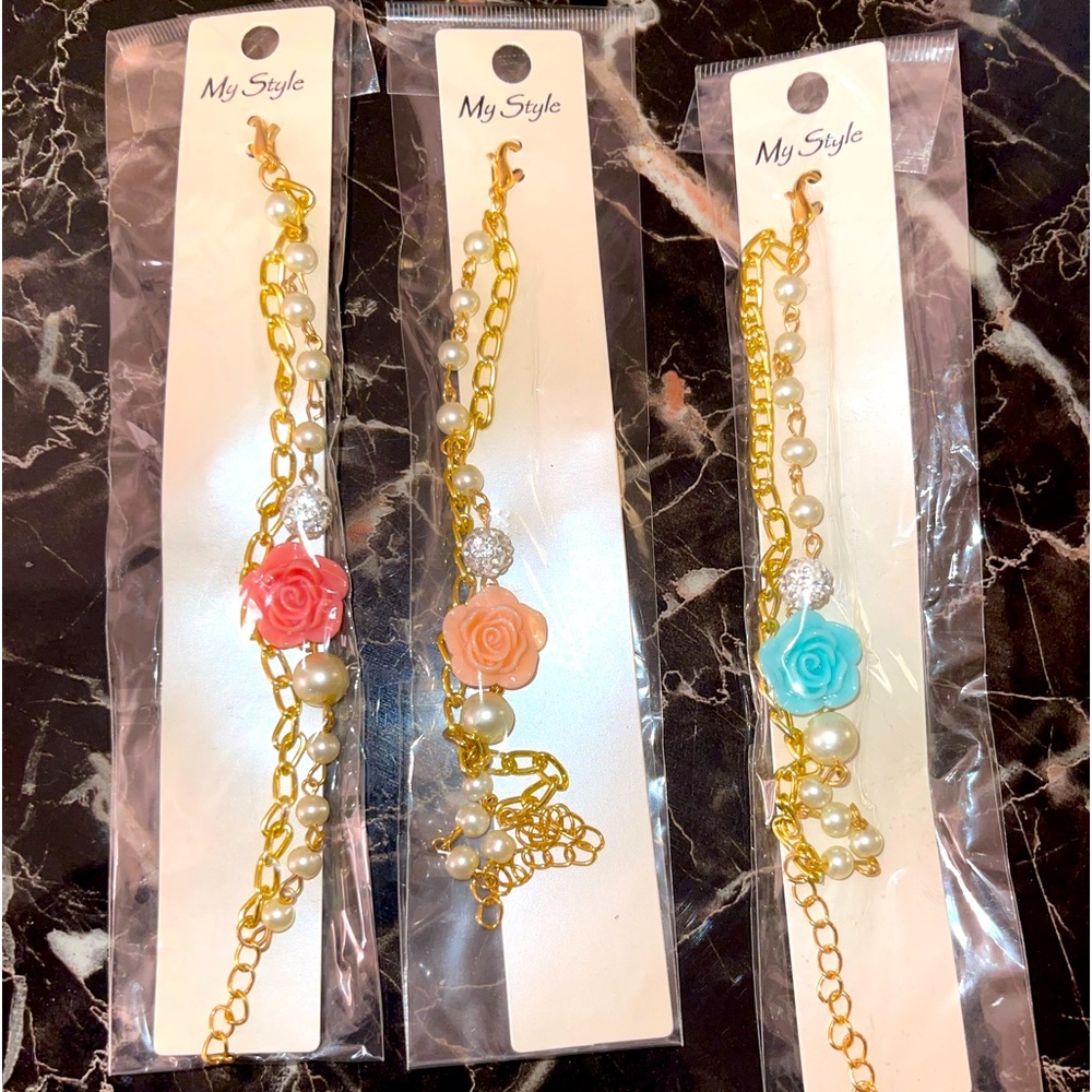 Flower pendent bracelet